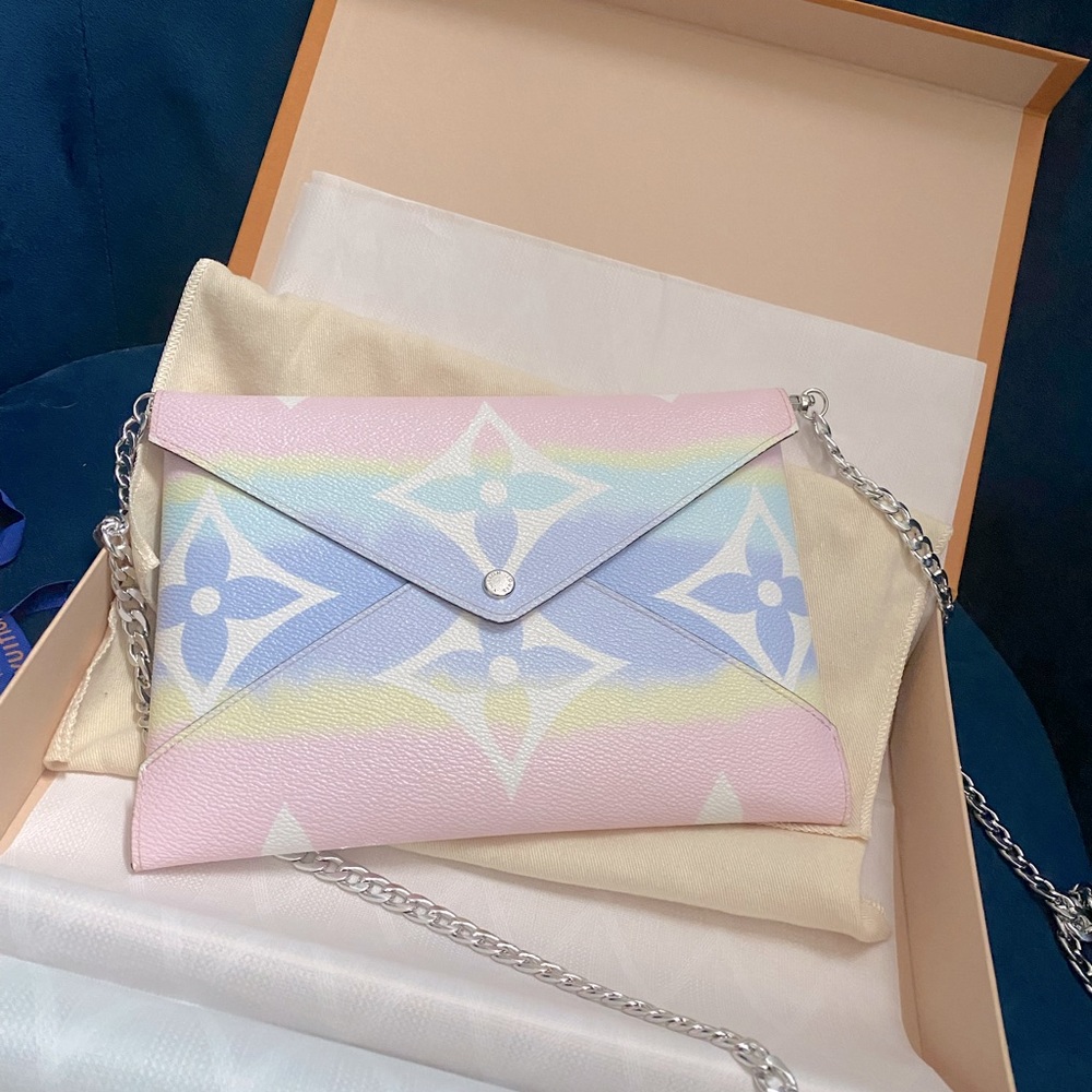 SOLD✨LOUIS VUITTON ESCALE POCHETTE✨